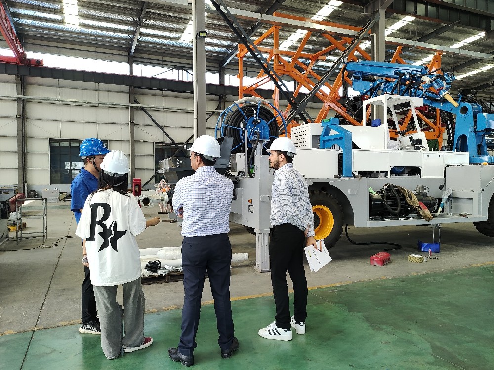 2025年7月（yuè）印度客戶（hù）到訪焦（jiāo）作秋葵视频官网機械廠（chǎng）區